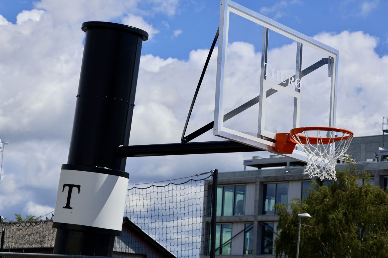 Skorsten fra historisk skib udstyret med basketkurv.