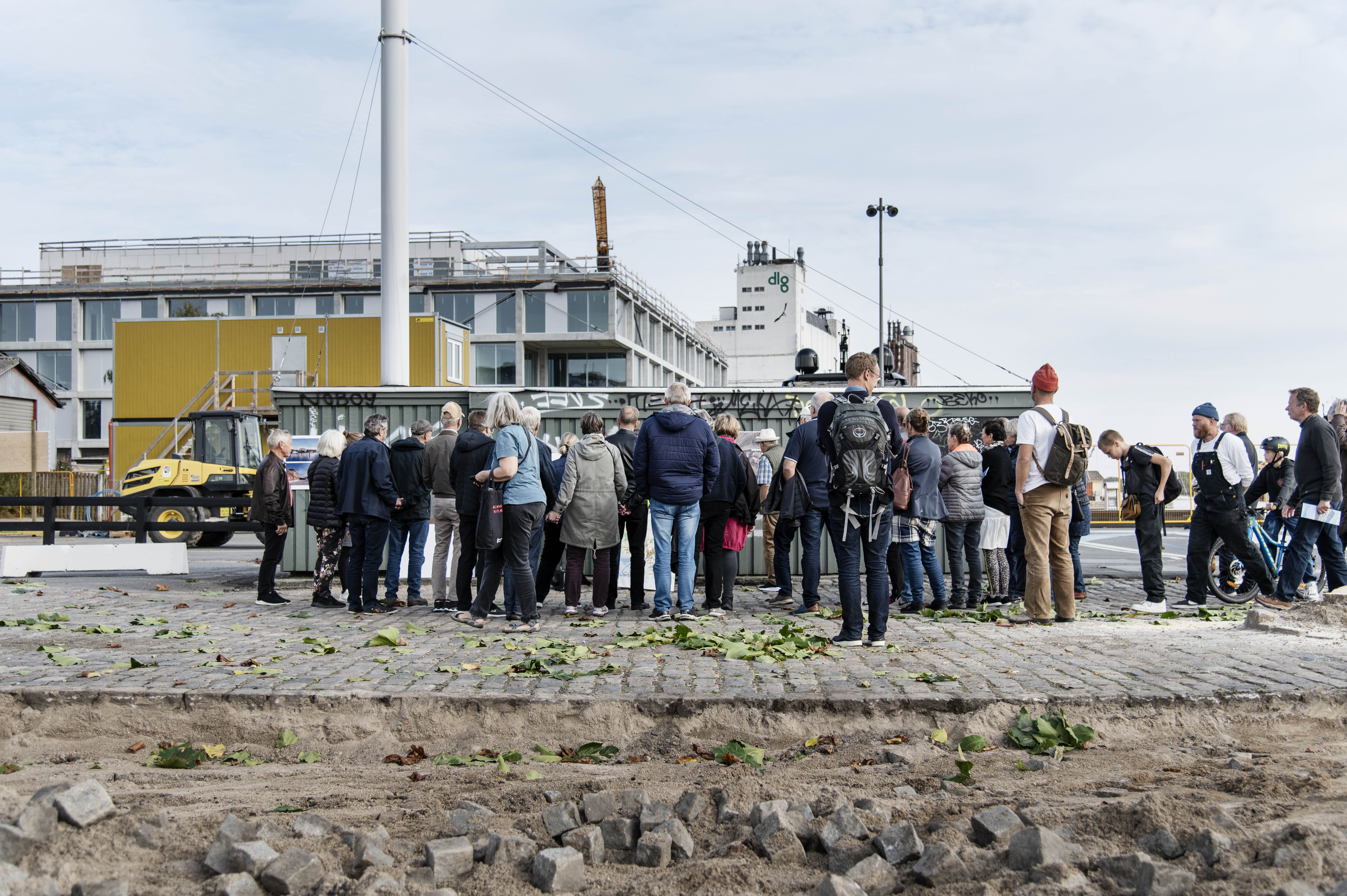 En flok borgere på havnevandring kigger mod SIMAC.