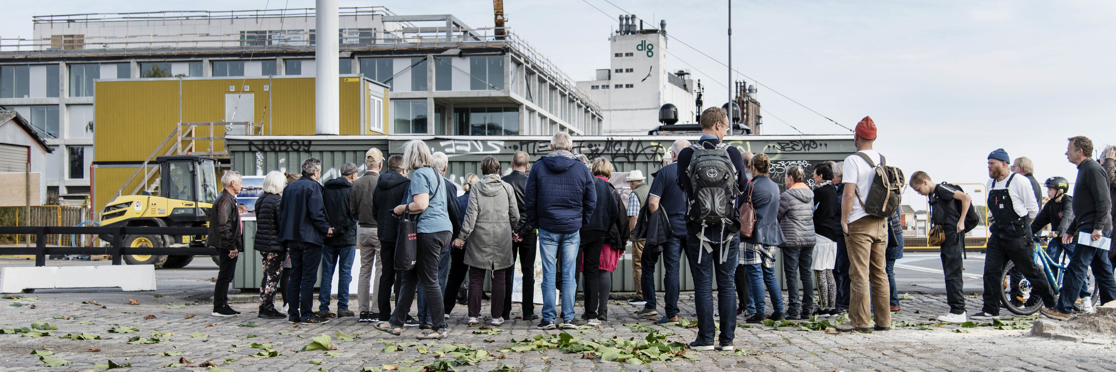 En flok borgere på havnevandring kigger mod SIMAC.