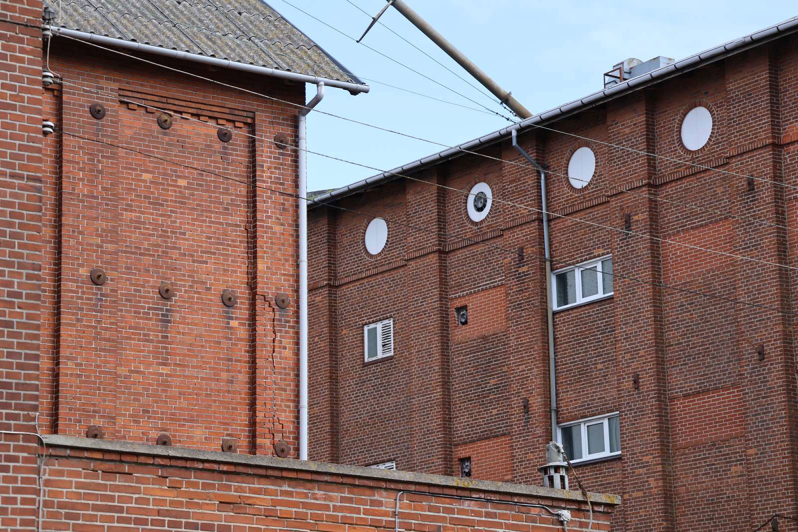 Gamle lagerhaller på Østre Kaj med bevaringsværdige træk og smukke røde tegl.