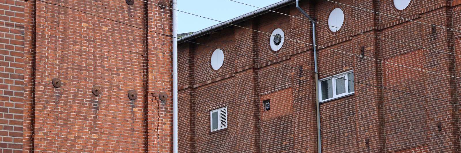 Gamle lagerhaller på Østre Kaj med bevaringsværdige træk og smukke røde tegl.
