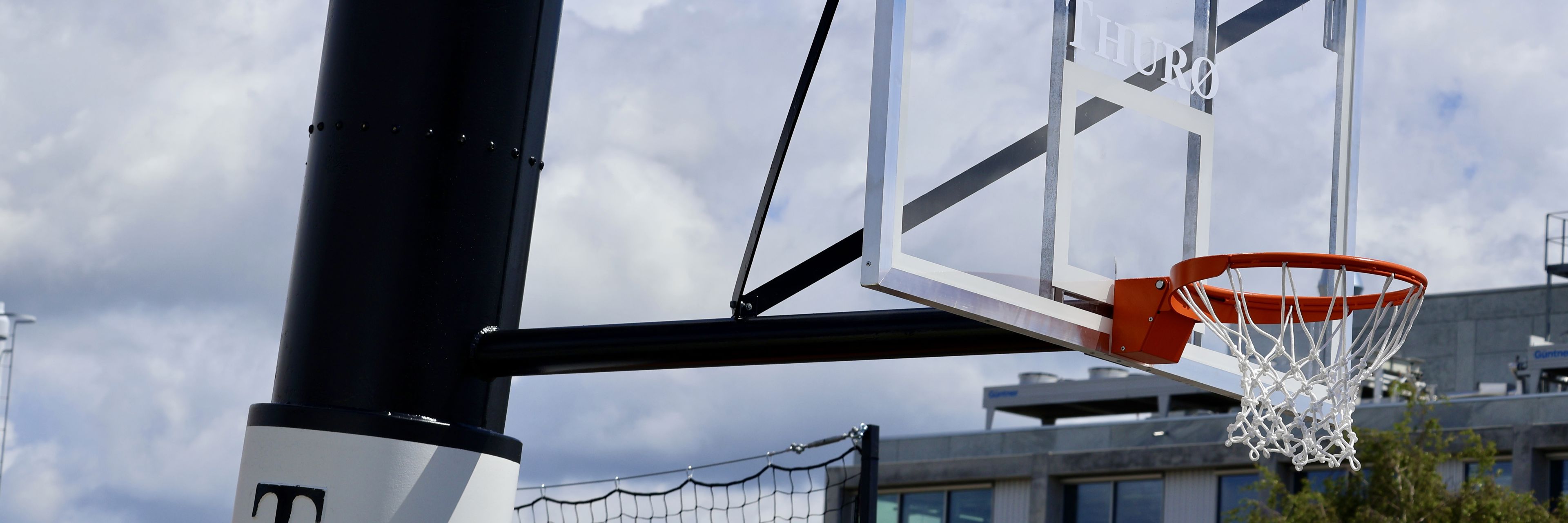 Skorsten fra historisk skib udstyret med basketkurv.