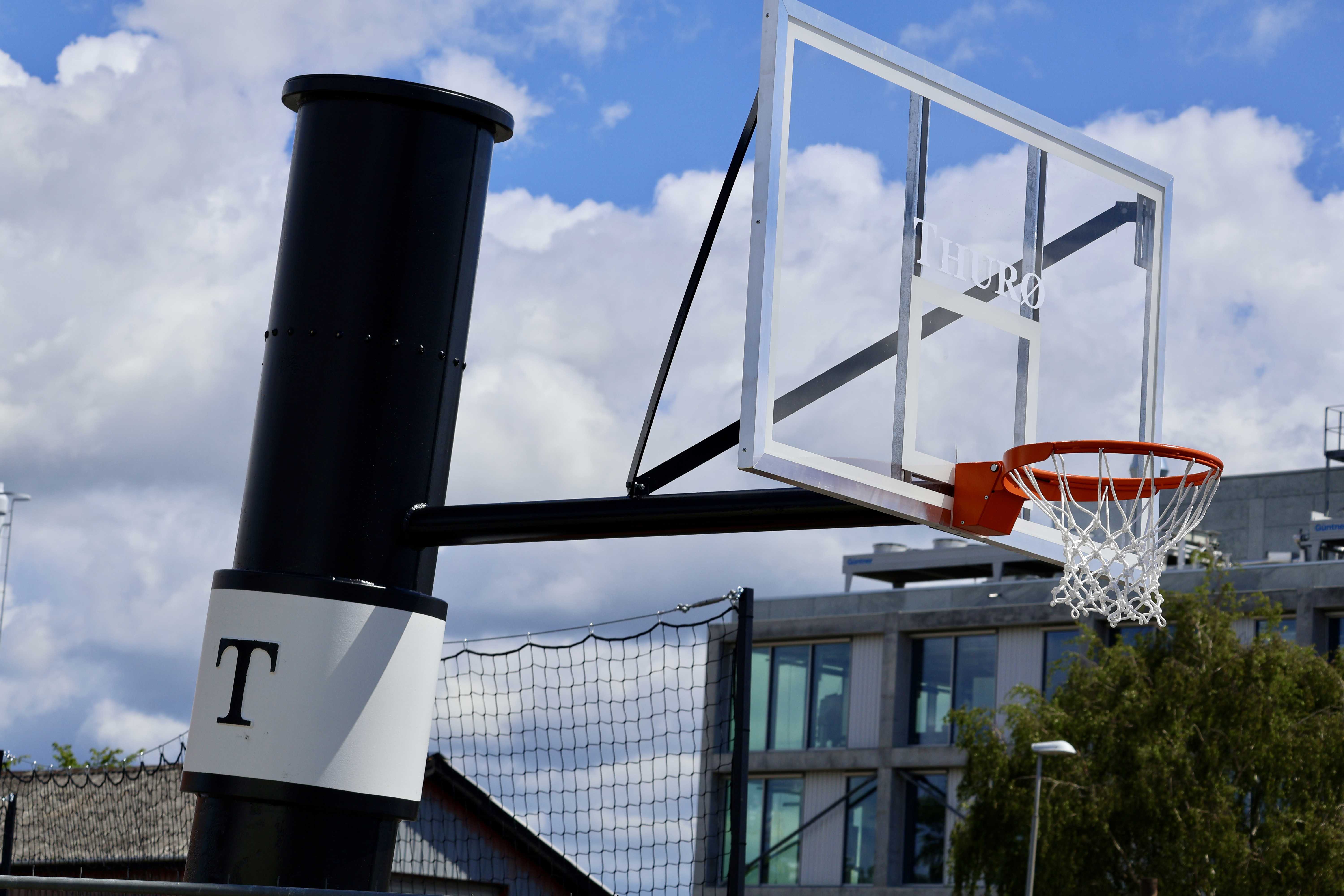 Skorsten fra historisk skib udstyret med basketkurv.
