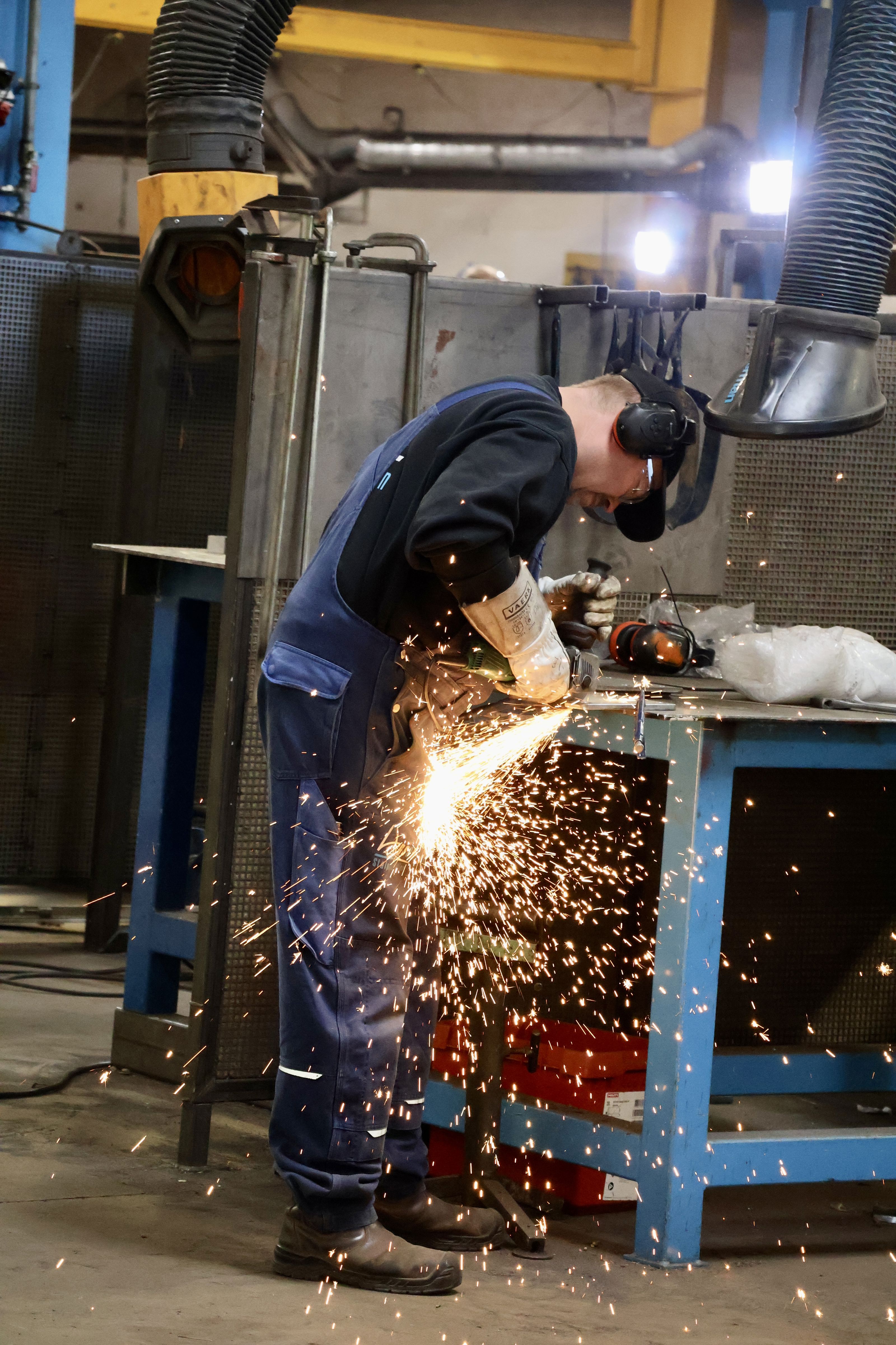 Skorstenene er svejset hos et lokalt stålfirma af genbrugsstål.