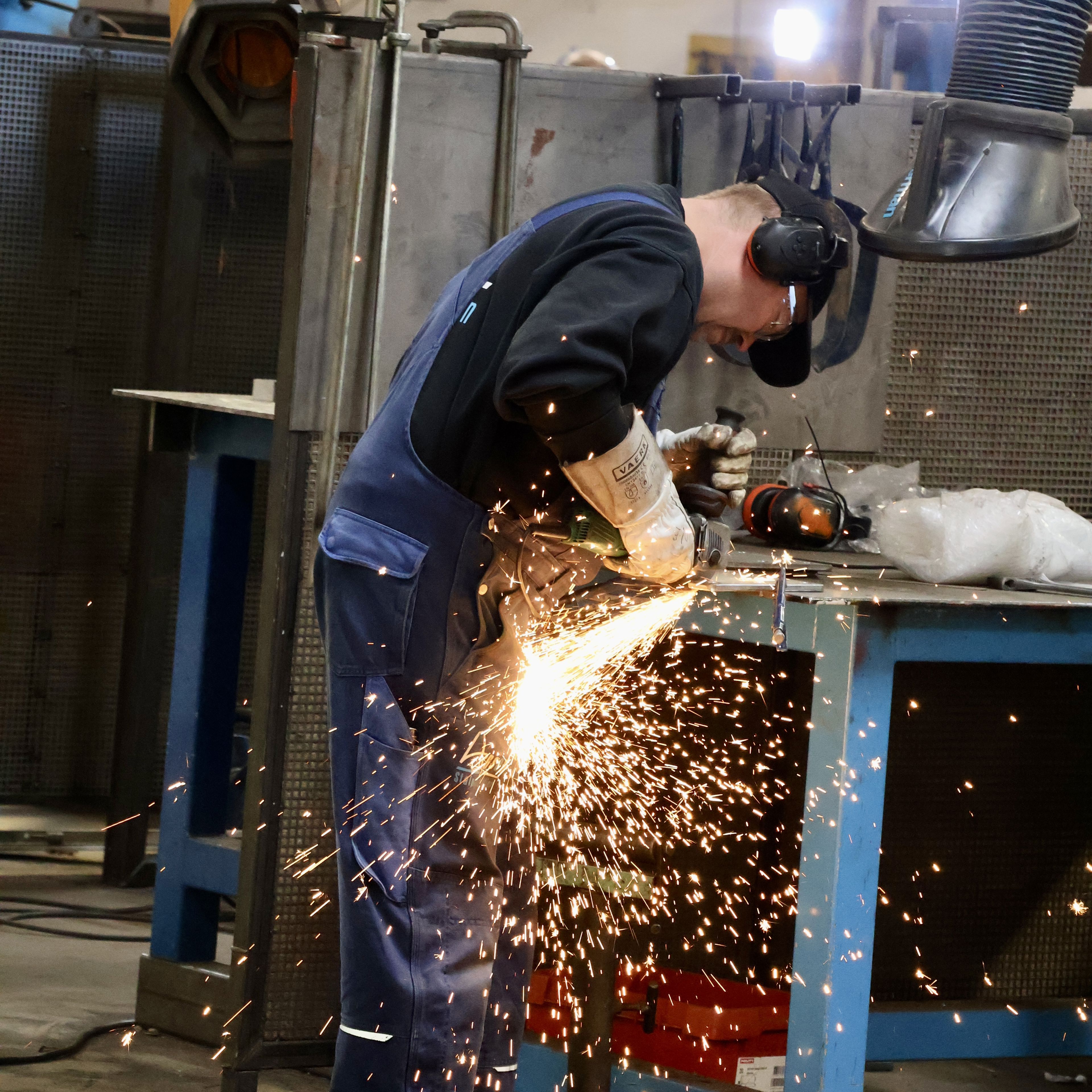 Skorstenene er svejset hos et lokalt stålfirma af genbrugsstål.