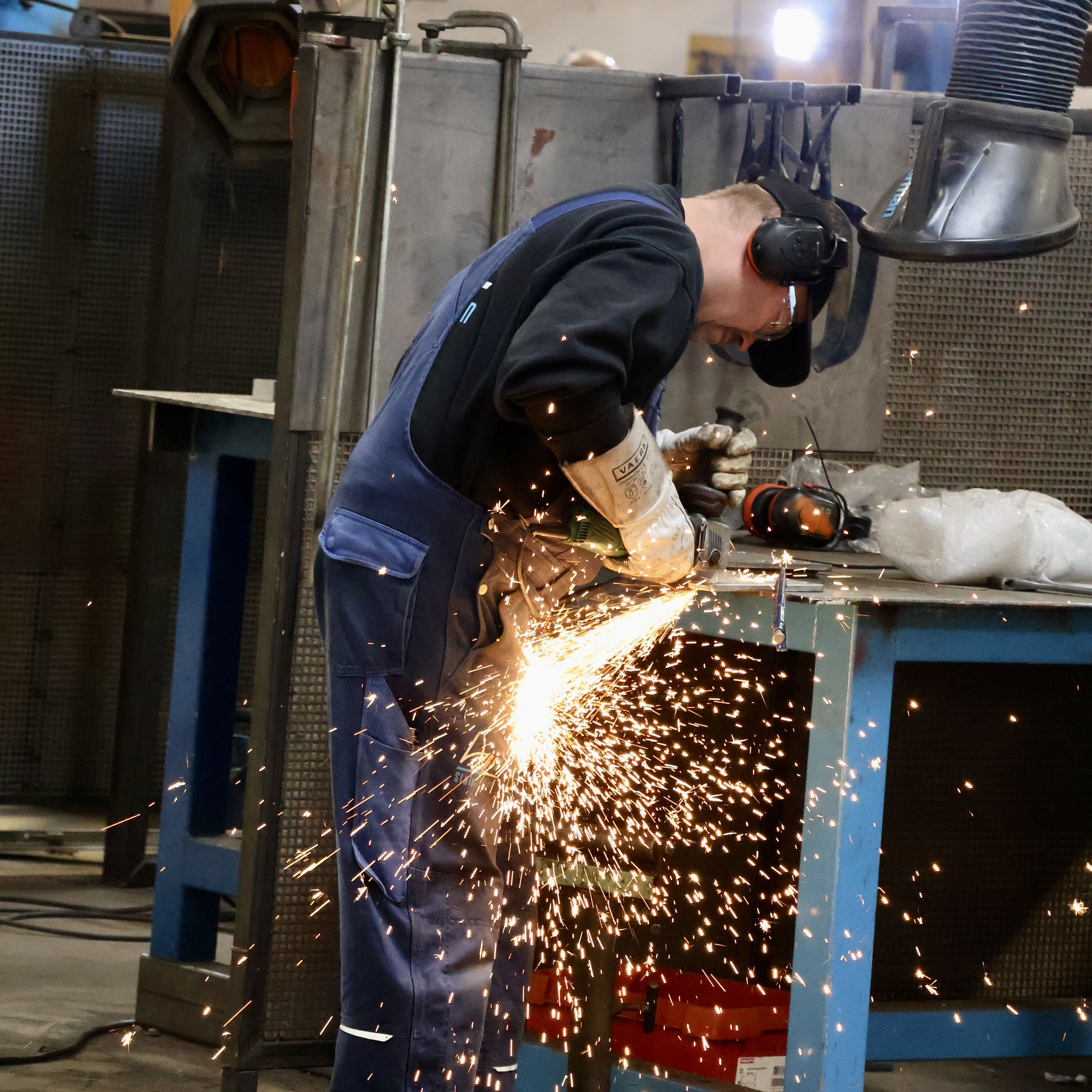 Skorstenene er svejset hos et lokalt stålfirma af genbrugsstål.