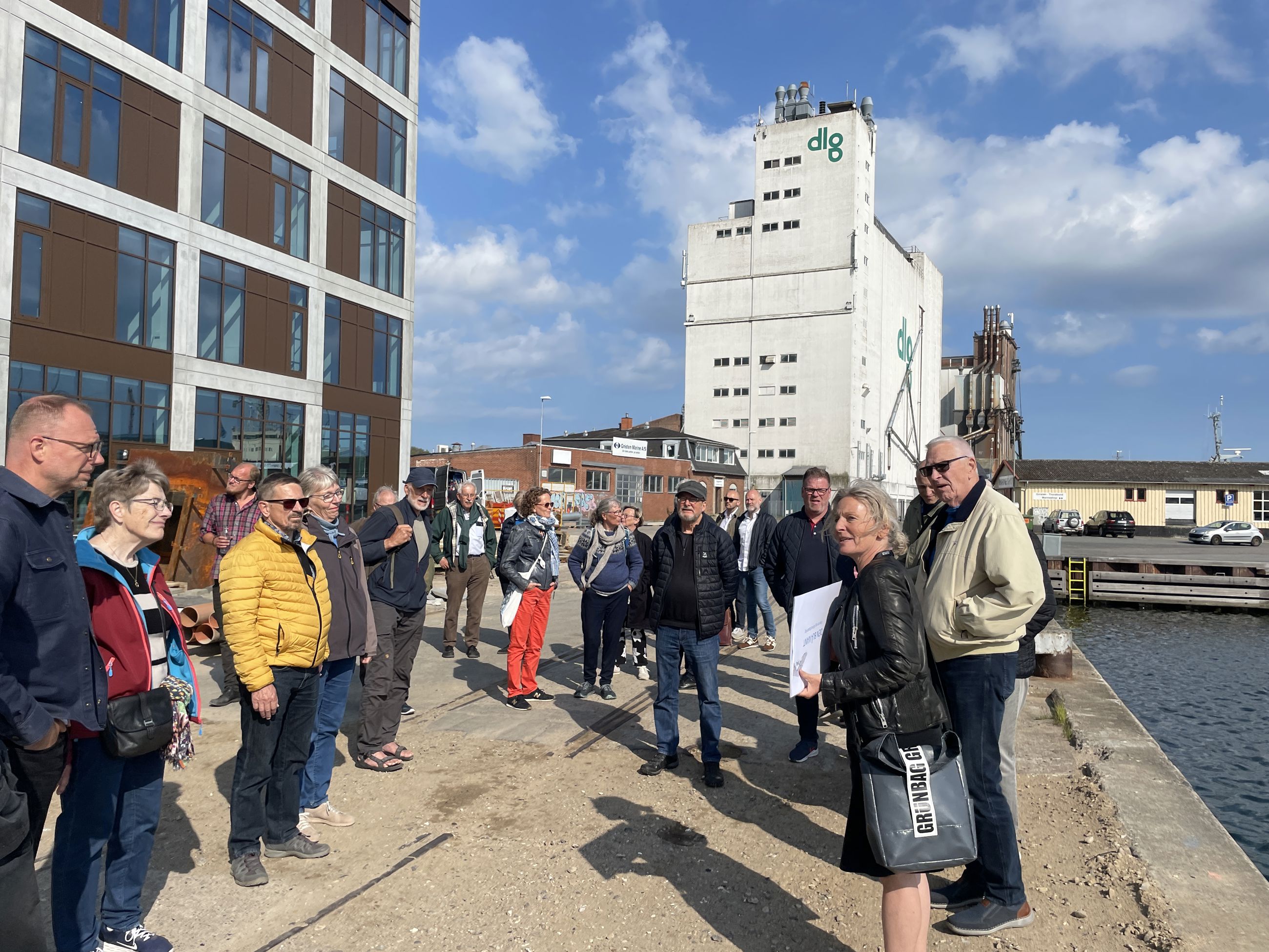 Borgere på havnevandring på Nordre Kaj. Man kan se DLG i baggrunden.