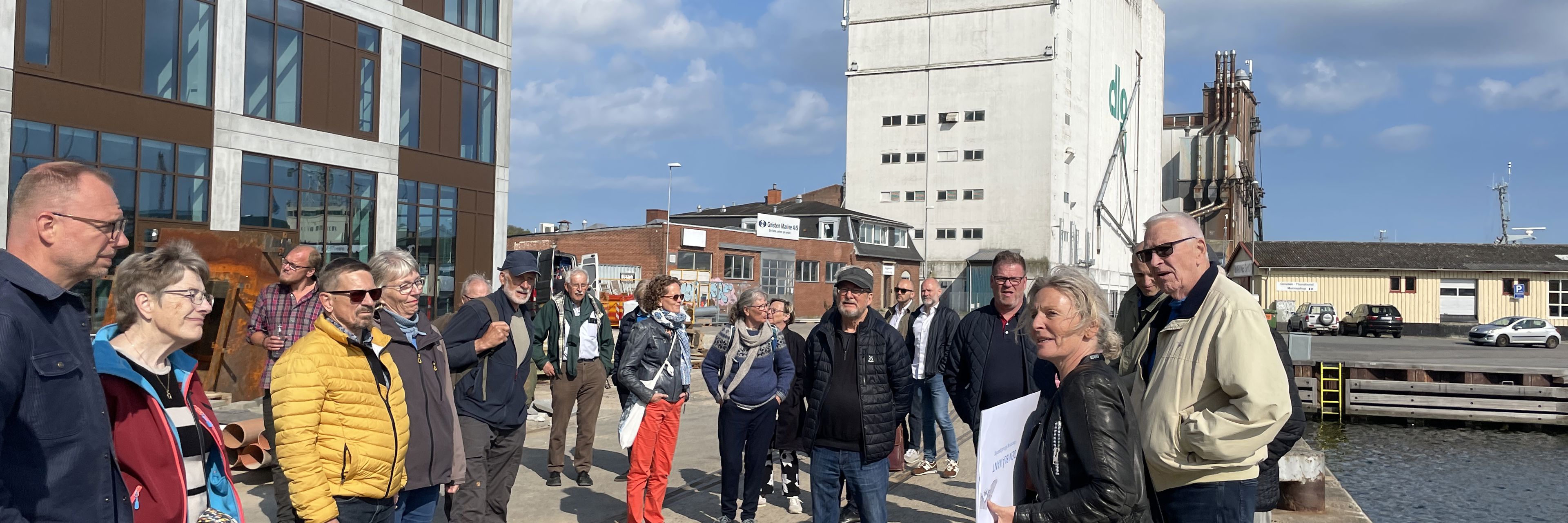 Borgere på havnevandring på Nordre Kaj. Man kan se DLG i baggrunden.