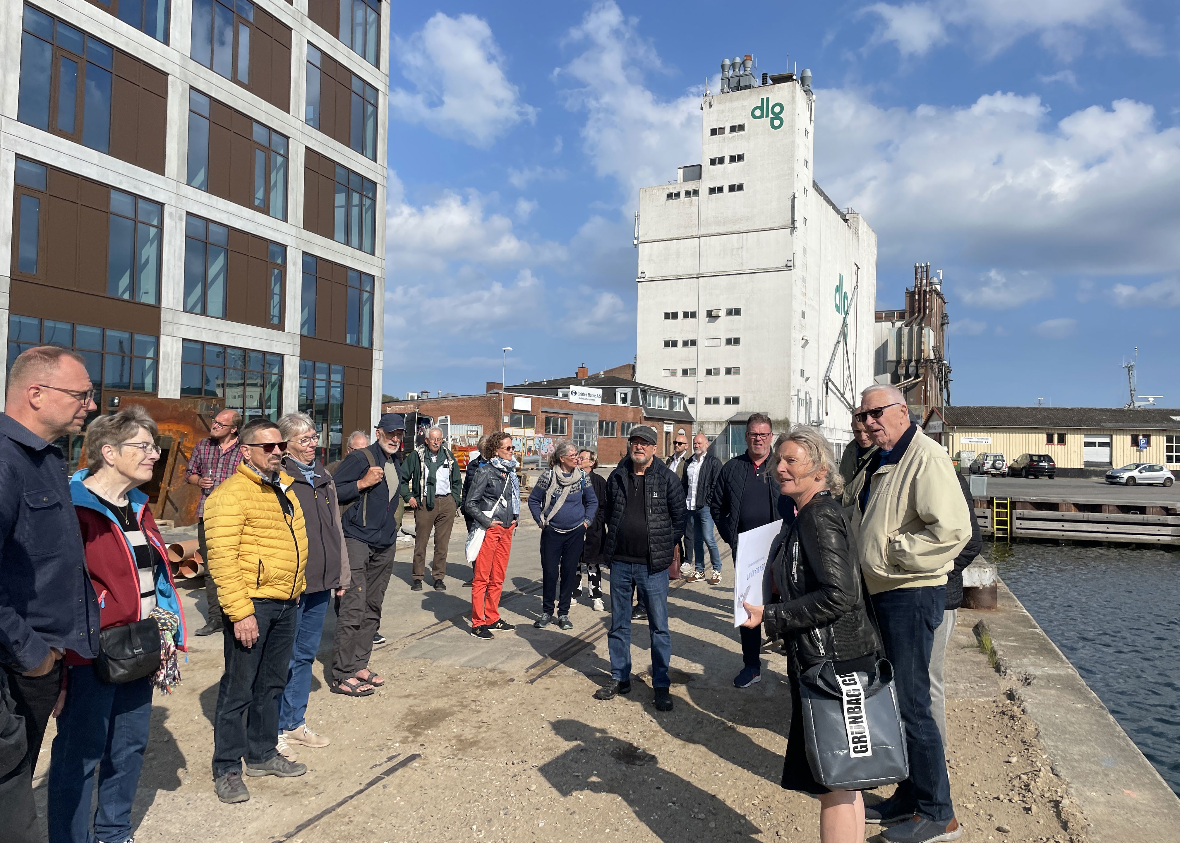 Borgere på havnevandring på Nordre Kaj. Man kan se DLG i baggrunden.