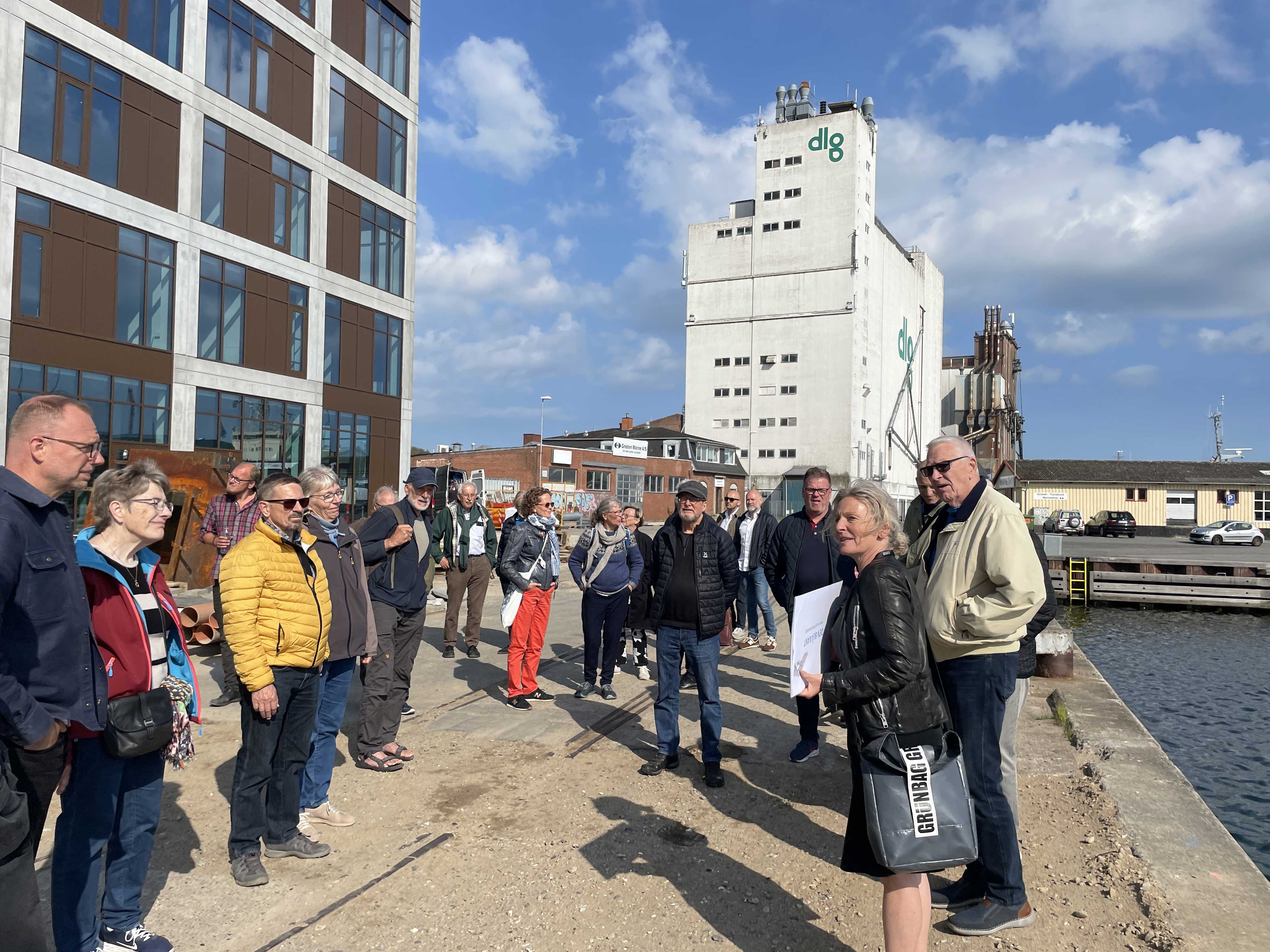 Borgere på havnevandring på Nordre Kaj. Man kan se DLG i baggrunden.