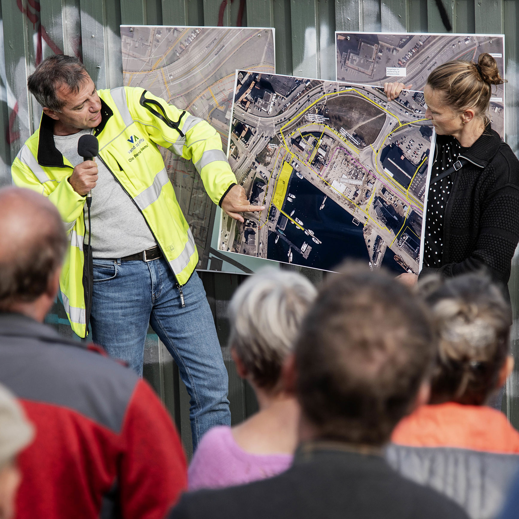 En plan bliver vist frem på havnen.