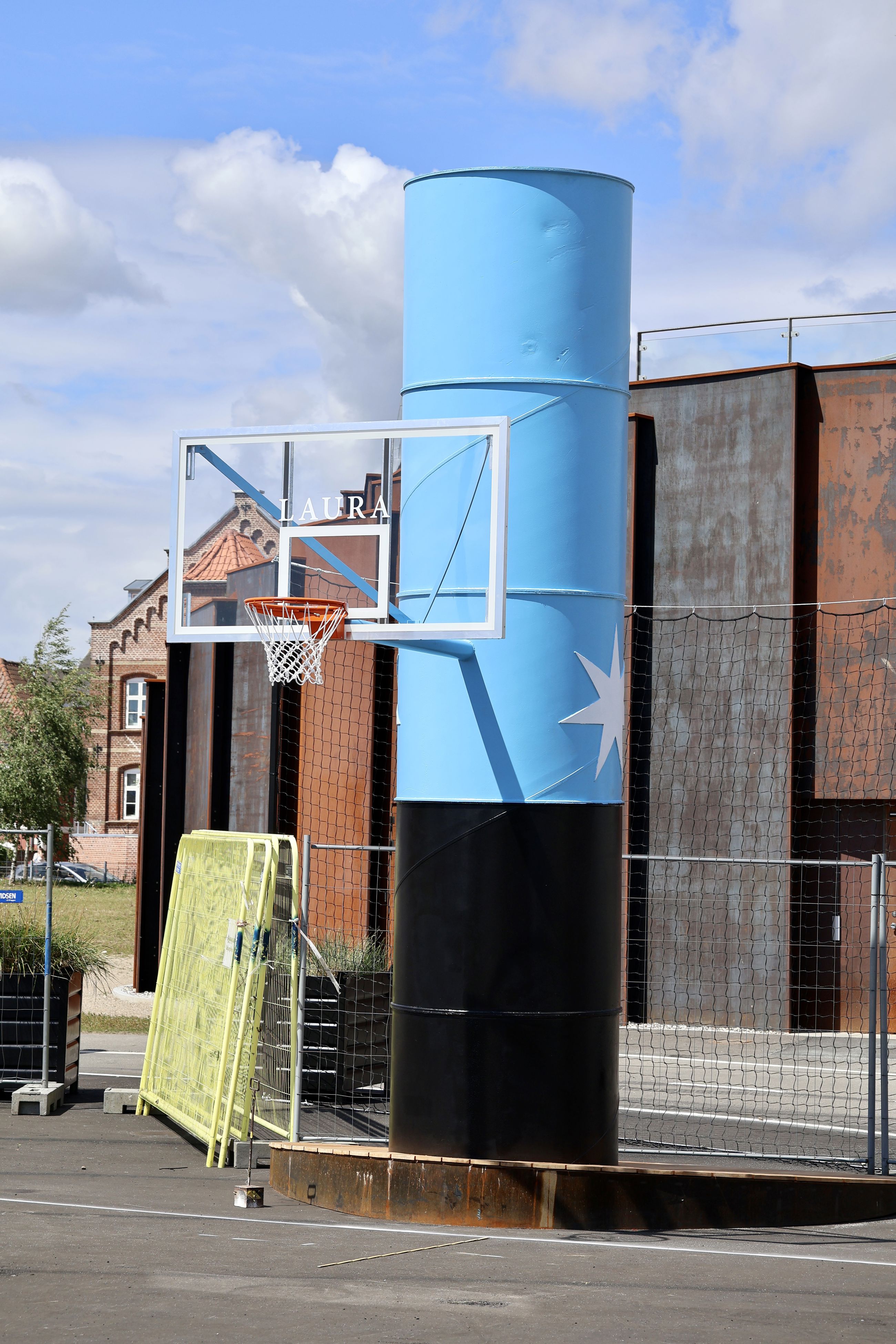 Skorstene er udført med to historiske skibe som model. Her er det skorstenen på Mærsk-skibet Laura, det første skib, som bar den syvtakkede stjerne.