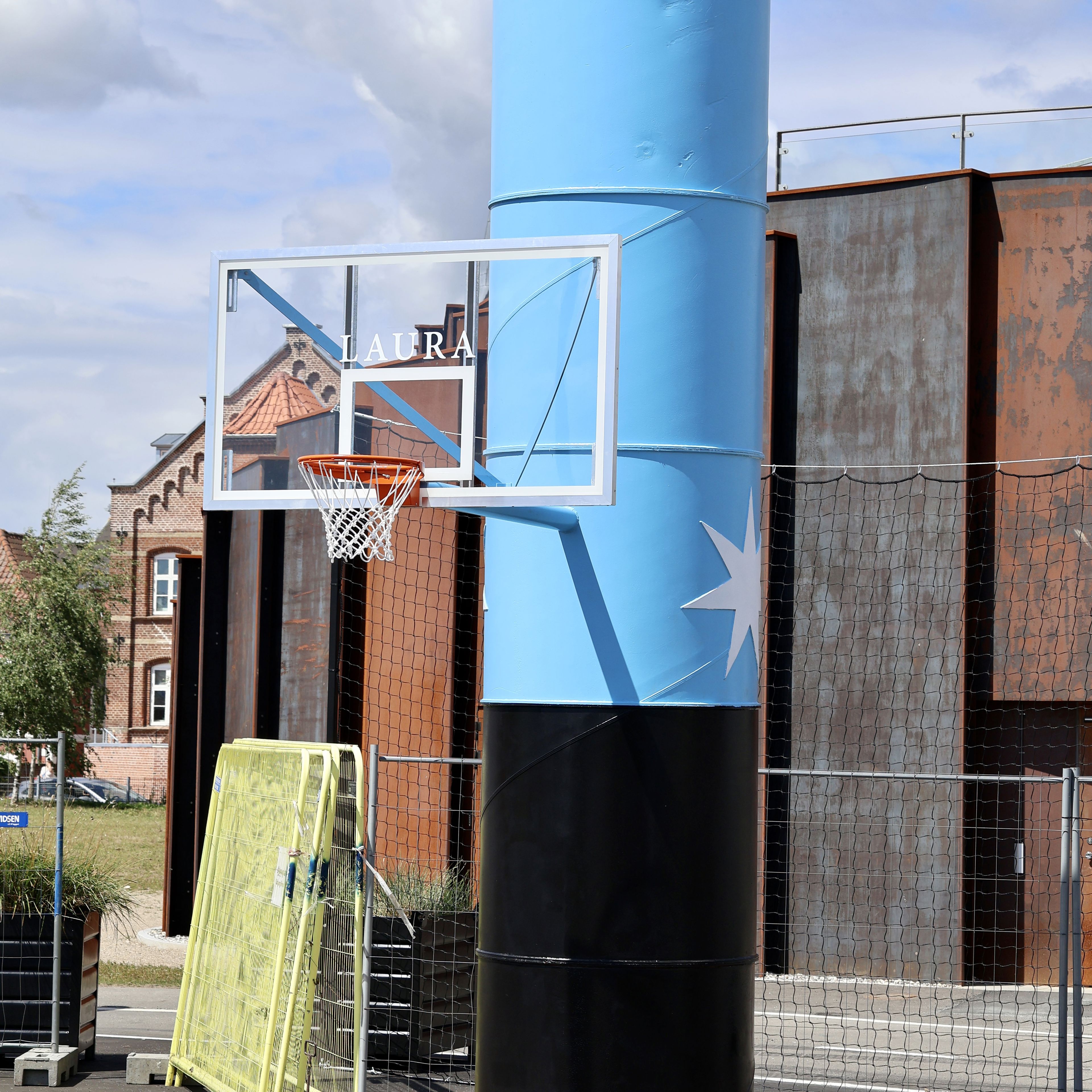 Skorstene er udført med to historiske skibe som model. Her er det skorstenen på Mærsk-skibet Laura, det første skib, som bar den syvtakkede stjerne.