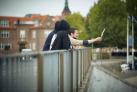 Billede af unge mænd der vifter med en fjern på en bro i Svendborg