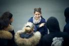 Billede af smilenede pige i centrum af en gruppe mennesker i forbindelse med byvandring i Svendborg