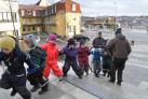Børn i række på vej op ad trappe i Svendborg by