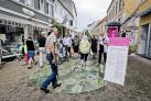 Billede af travl gågade i Svendborg med opstillede plancher i anledning af borgerdag