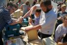 Mænd med boremaskiner hjælper børn med at bygge fuglekasser og insekthoteller i Svendborg