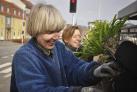 to kvinder sætter planter og nær Svendborg Station