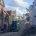 Gravkø og arbejdsmænd i gule dragter der graver gade mod Svendborg Havn op 