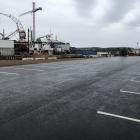 parkeringsplads med skib i baggrunden på Frederiksø 