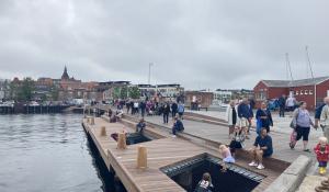 Bryggen og fodgængerbro Frederiksø med mennesker 